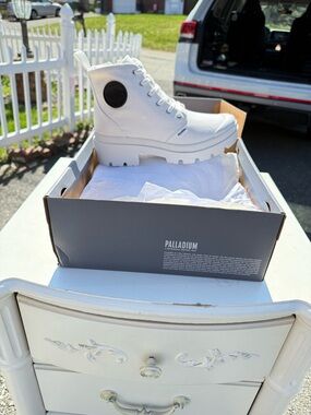 Palladium Women’s 7 White Canvas High-Top Combat Boot with Black Logo Patch